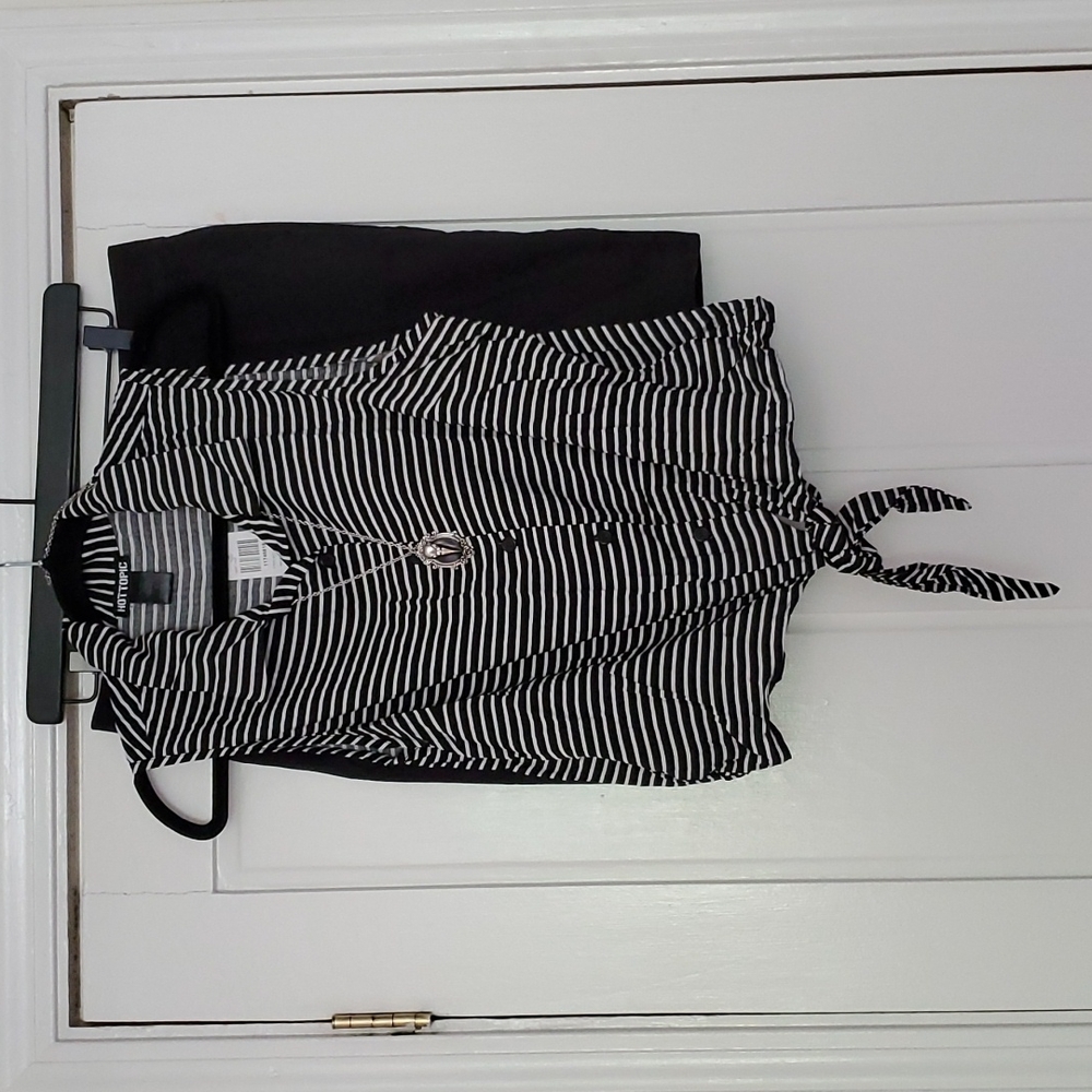 *Nwt* Hot Topic's Stripe Button Up Tie Top - Picture 8 of 16